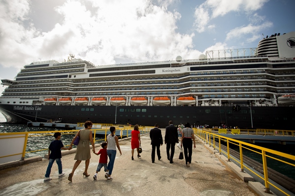 Cruise Ship MS Koningsdam makes her first call to Curaçao