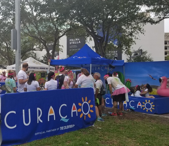 Kòrsou e destinashon kolorido den e Fort Lauderdale Color Run 2018