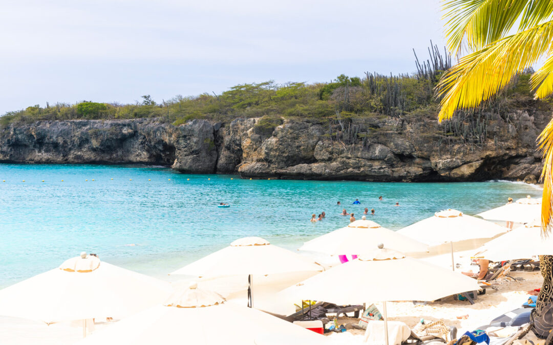 Kòrsou a yama bon biní na 74.591 turista di estadia na febrüari 2026