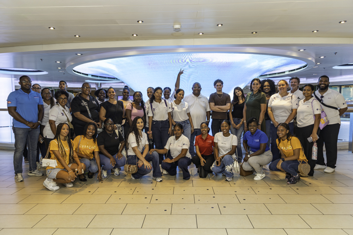 Studiantenan di Kòrsou ta deskubrí e mundu di turismo krusero abordo di Carnival Horizon
